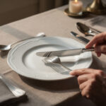 découvrez nos astuces simples et efficaces pour maîtriser la position des couverts en fin de repas et impressionner vos convives avec élégance.