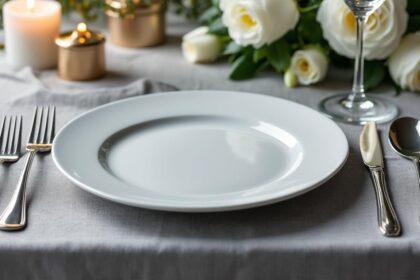 découvrez les significations des positions des couverts à table et évitez les erreurs courantes pour maîtriser l'art du placement et impressionner vos convives.