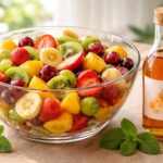 découvrez quel liquide ajouter à votre salade de fruits pour sublimer ses saveurs et surprendre agréablement vos invités lors de vos repas.