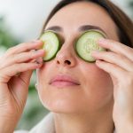 découvrez comment le concombre peut naturellement combattre les cernes et les poches sous les yeux grâce à nos astuces simples et efficaces.