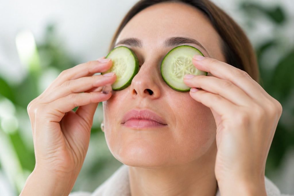 découvrez comment le concombre peut naturellement combattre les cernes et les poches sous les yeux grâce à nos astuces simples et efficaces.