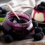 découvrez notre confiture de mûres sans pépins, l'ingrédient secret parfait pour sublimer vos desserts avec une douceur naturelle et une texture délicate.