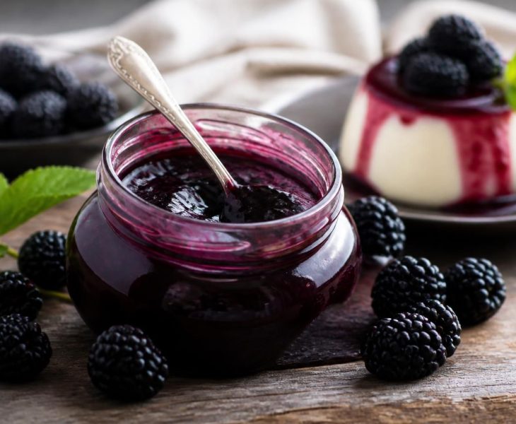 découvrez notre confiture de mûres sans pépins, l'ingrédient secret parfait pour sublimer vos desserts avec une douceur naturelle et une texture délicate.