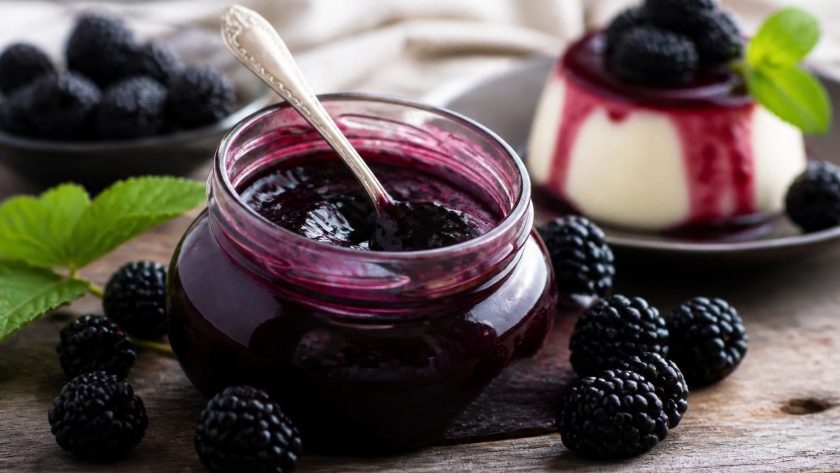 découvrez notre confiture de mûres sans pépins, l'ingrédient secret parfait pour sublimer vos desserts avec une douceur naturelle et une texture délicate.
