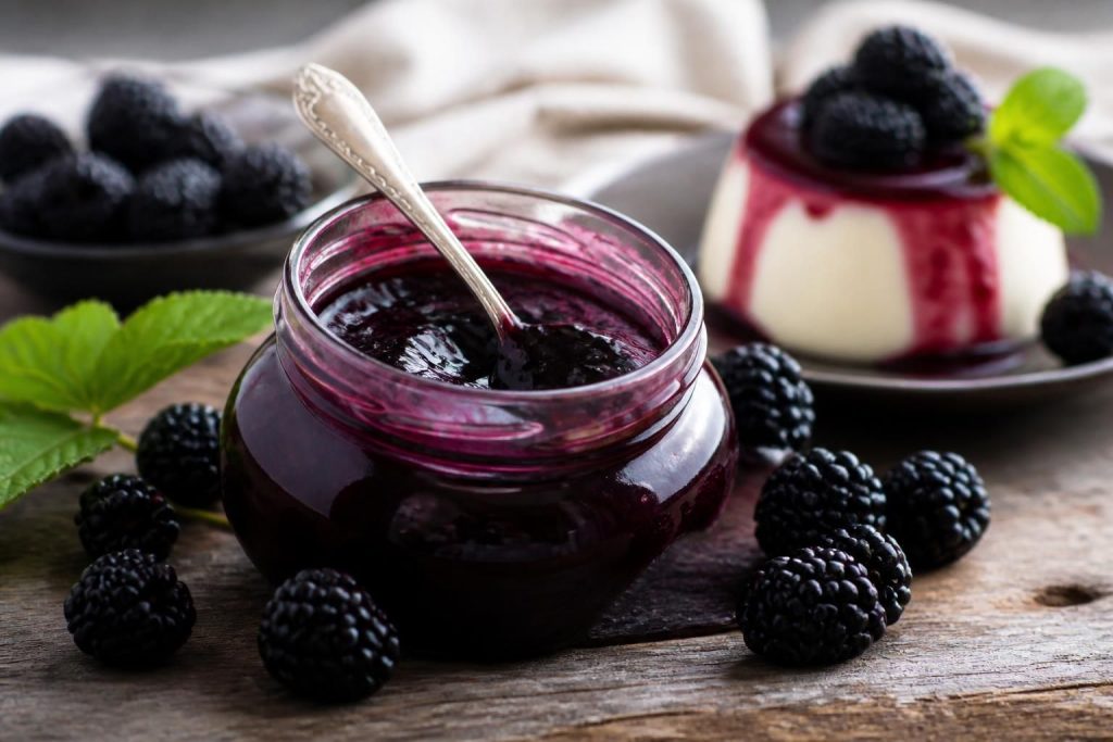 découvrez notre confiture de mûres sans pépins, l'ingrédient secret parfait pour sublimer vos desserts avec une douceur naturelle et une texture délicate.